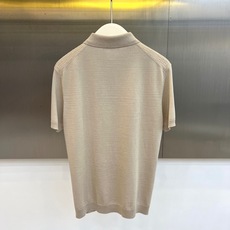 Loro Piana诺悠翩雅、2026春夏新品针织短袖Polo衫,以低调优雅的色调诠释当代男士轻熟魅力。 Loro Piana诺悠翩雅、2026春夏新品针织短袖Polo衫,以低调优雅的色调诠释当代男士轻熟魅力。
