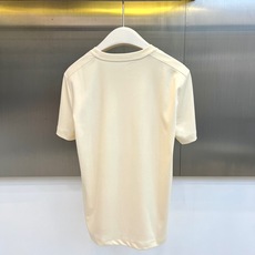 H爱马仕、2026春夏新品短袖T恤,以纯色调演绎极简轻奢美学。圆领设计贴合颈部线条,短袖剪裁利落有型,整 H爱马仕、2026春夏新品短袖T恤,以纯色调演绎极简轻奢美学。圆领设计贴合颈部线条,短袖剪裁利落有型,整