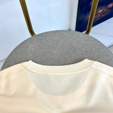 H爱马仕、2026春夏新品短袖T恤,以纯色调演绎极简轻奢美学。圆领设计贴合颈部线条,短袖剪裁利落有型,整 H爱马仕、2026春夏新品短袖T恤,以纯色调演绎极简轻奢美学。圆领设计贴合颈部线条,短袖剪裁利落有型,整