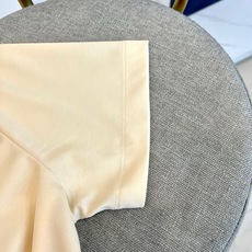 H爱马仕、2026春夏新品短袖T恤,以纯色调演绎极简轻奢美学。圆领设计贴合颈部线条,短袖剪裁利落有型,整 H爱马仕、2026春夏新品短袖T恤,以纯色调演绎极简轻奢美学。圆领设计贴合颈部线条,短袖剪裁利落有型,整