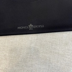 Mon蒙口、2026春夏新品短袖T恤,以纯色调演绎清爽夏日美学。经典圆领设计融入织带细节,在简约中注入精 Mon蒙口、2026春夏新品短袖T恤,以纯色调演绎清爽夏日美学。经典圆领设计融入织带细节,在简约中注入精