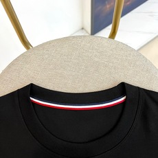Mon蒙口、2026春夏新品短袖T恤,以纯色调演绎清爽夏日美学。经典圆领设计融入织带细节,在简约中注入精 Mon蒙口、2026春夏新品短袖T恤,以纯色调演绎清爽夏日美学。经典圆领设计融入织带细节,在简约中注入精