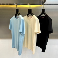 Mon蒙口、2026春夏新品短袖T恤,以纯色调演绎清爽夏日美学。经典圆领设计融入织带细节,在简约中注入精 Mon蒙口、2026春夏新品短袖T恤,以纯色调演绎清爽夏日美学。经典圆领设计融入织带细节,在简约中注入精