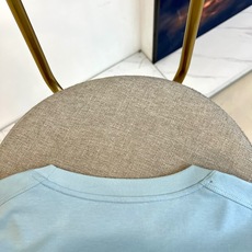 Mon蒙口、2026春夏新品短袖T恤,以纯色调演绎清爽夏日美学。经典圆领设计融入织带细节,在简约中注入精 Mon蒙口、2026春夏新品短袖T恤,以纯色调演绎清爽夏日美学。经典圆领设计融入织带细节,在简约中注入精
