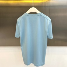 Mon蒙口、2026春夏新品短袖T恤,以纯色调演绎清爽夏日美学。经典圆领设计融入织带细节,在简约中注入精 Mon蒙口、2026春夏新品短袖T恤,以纯色调演绎清爽夏日美学。经典圆领设计融入织带细节,在简约中注入精