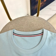 Mon蒙口、2026春夏新品短袖T恤,以纯色调演绎清爽夏日美学。经典圆领设计融入织带细节,在简约中注入精 Mon蒙口、2026春夏新品短袖T恤,以纯色调演绎清爽夏日美学。经典圆领设计融入织带细节,在简约中注入精