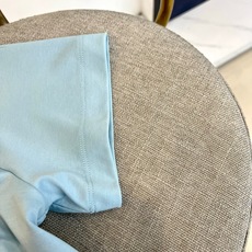 Mon蒙口、2026春夏新品短袖T恤,以纯色调演绎清爽夏日美学。经典圆领设计融入织带细节,在简约中注入精 Mon蒙口、2026春夏新品短袖T恤,以纯色调演绎清爽夏日美学。经典圆领设计融入织带细节,在简约中注入精