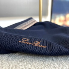 Loro Piana诺悠翩雅、2026春夏新品短袖Polo衫,色调温柔百搭,采用100%丝光棉面料,质感 Loro Piana诺悠翩雅、2026春夏新品短袖Polo衫,色调温柔百搭,采用100%丝光棉面料,质感
