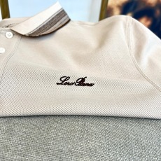 Loro Piana诺悠翩雅、2026春夏新品短袖Polo衫,色调温柔百搭,采用100%丝光棉面料,质感 Loro Piana诺悠翩雅、2026春夏新品短袖Polo衫,色调温柔百搭,采用100%丝光棉面料,质感