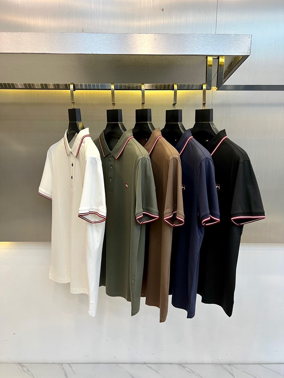 Bally、2026春夏新品短袖POLO衫，以极简美学诠释轻奢休闲风。经典翻领配撞色条纹，利落中透出精致