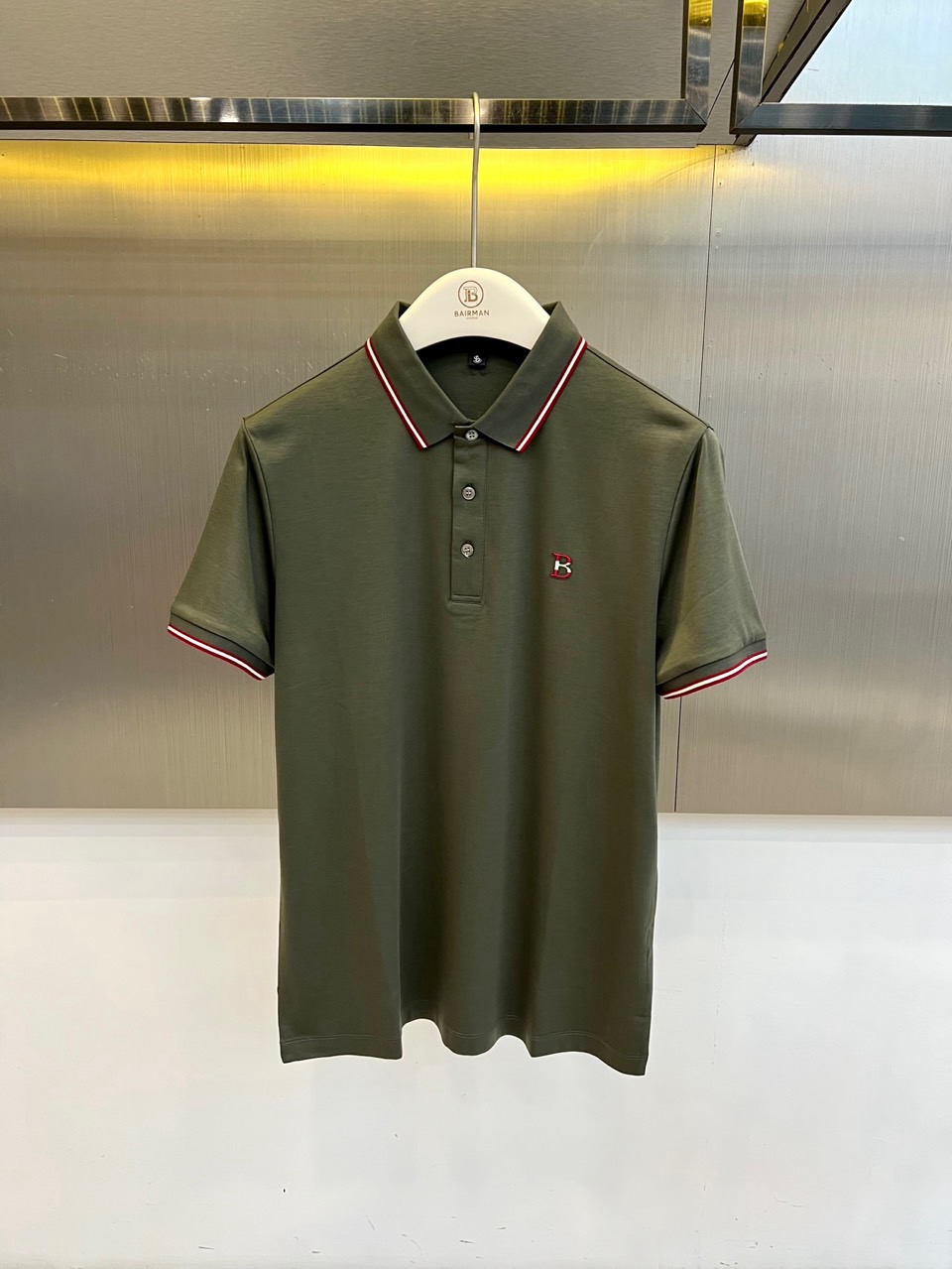 Bally、2026春夏新品短袖POLO衫，以极简美学诠释轻奢休闲风。经典翻领配撞色条纹，利落中透出精致