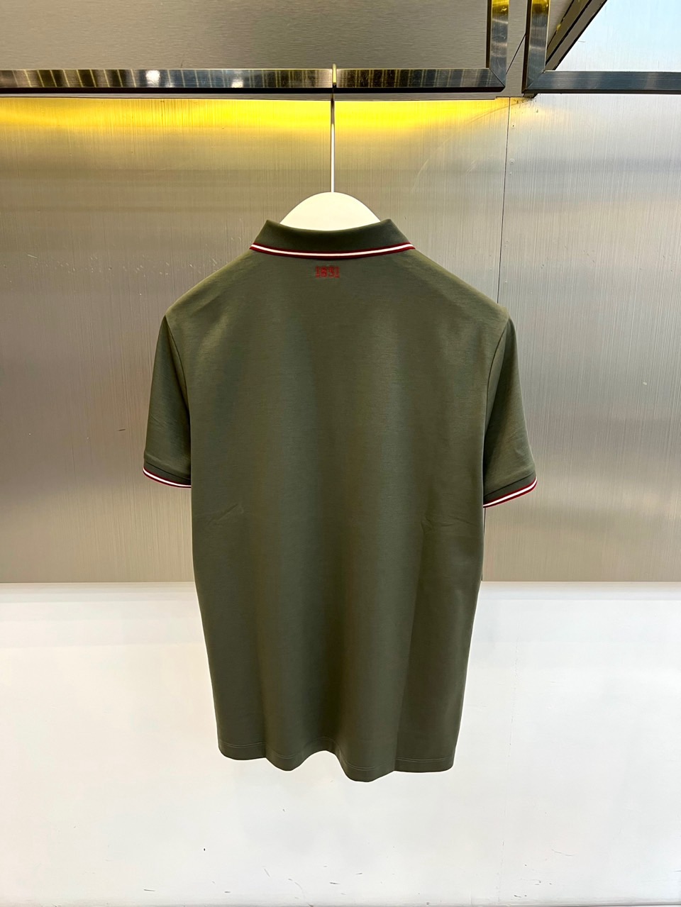 Bally、2026春夏新品短袖POLO衫，以极简美学诠释轻奢休闲风。经典翻领配撞色条纹，利落中透出精致