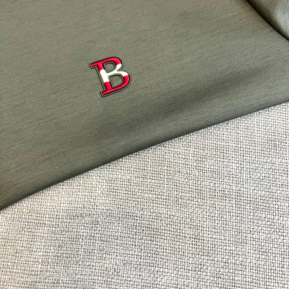 Bally、2026春夏新品短袖POLO衫，以极简美学诠释轻奢休闲风。经典翻领配撞色条纹，利落中透出精致