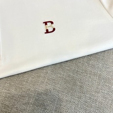 Bally、2026春夏新品短袖POLO衫,以极简美学诠释轻奢休闲风。经典翻领配撞色条纹,利落中透出精致 Bally、2026春夏新品短袖POLO衫,以极简美学诠释轻奢休闲风。经典翻领配撞色条纹,利落中透出精致