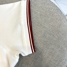 Bally、2026春夏新品短袖POLO衫,以极简美学诠释轻奢休闲风。经典翻领配撞色条纹,利落中透出精致 Bally、2026春夏新品短袖POLO衫,以极简美学诠释轻奢休闲风。经典翻领配撞色条纹,利落中透出精致