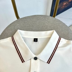 Bally、2026春夏新品短袖POLO衫,以极简美学诠释轻奢休闲风。经典翻领配撞色条纹,利落中透出精致 Bally、2026春夏新品短袖POLO衫,以极简美学诠释轻奢休闲风。经典翻领配撞色条纹,利落中透出精致