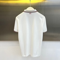 Bally、2026春夏新品短袖POLO衫,以极简美学诠释轻奢休闲风。经典翻领配撞色条纹,利落中透出精致 Bally、2026春夏新品短袖POLO衫,以极简美学诠释轻奢休闲风。经典翻领配撞色条纹,利落中透出精致