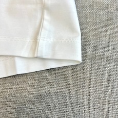 Bally、2026春夏新品短袖POLO衫,以极简美学诠释轻奢休闲风。经典翻领配撞色条纹,利落中透出精致 Bally、2026春夏新品短袖POLO衫,以极简美学诠释轻奢休闲风。经典翻领配撞色条纹,利落中透出精致