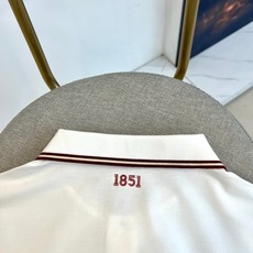 Bally、2026春夏新品短袖POLO衫,以极简美学诠释轻奢休闲风。经典翻领配撞色条纹,利落中透出精致 Bally、2026春夏新品短袖POLO衫,以极简美学诠释轻奢休闲风。经典翻领配撞色条纹,利落中透出精致