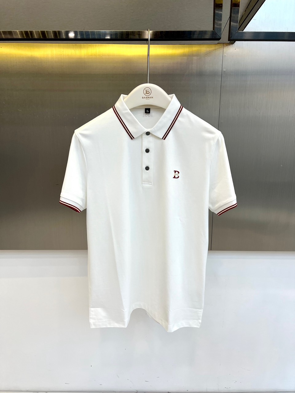 Bally、2026春夏新品短袖POLO衫，以极简美学诠释轻奢休闲风。经典翻领配撞色条纹，利落中透出精致