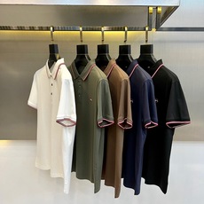 Bally、2026春夏新品短袖POLO衫,以极简美学诠释轻奢休闲风。经典翻领配撞色条纹,利落中透出精致 Bally、2026春夏新品短袖POLO衫,以极简美学诠释轻奢休闲风。经典翻领配撞色条纹,利落中透出精致