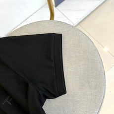 Tom Ford 汤姆福特、2026春夏新品短袖Polo衫,以极简美学重塑经典,色调沉稳高级,轻松驾驭商 Tom Ford 汤姆福特、2026春夏新品短袖Polo衫,以极简美学重塑经典,色调沉稳高级,轻松驾驭商