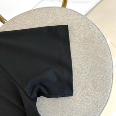 Loro Piana诺悠翩雅、2026春夏新品短袖T恤,以极简美学重塑基础款型,纯色调干净纯粹,圆领设计 Loro Piana诺悠翩雅、2026春夏新品短袖T恤,以极简美学重塑基础款型,纯色调干净纯粹,圆领设计