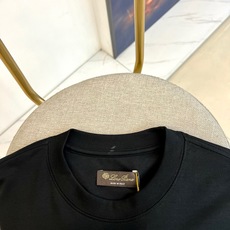 Loro Piana诺悠翩雅、2026春夏新品短袖T恤,以极简美学重塑基础款型,纯色调干净纯粹,圆领设计 Loro Piana诺悠翩雅、2026春夏新品短袖T恤,以极简美学重塑基础款型,纯色调干净纯粹,圆领设计