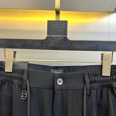 BERLUTI 布鲁提、2026春夏新品休闲裤,这款裤子以简约廓形诠释当代都市轻奢风尚。腰头采用松紧抽绳 BERLUTI 布鲁提、2026春夏新品休闲裤,这款裤子以简约廓形诠释当代都市轻奢风尚。腰头采用松紧抽绳