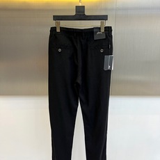 BERLUTI 布鲁提、2026春夏新品休闲裤,这款裤子以简约廓形诠释当代都市轻奢风尚。腰头采用松紧抽绳 BERLUTI 布鲁提、2026春夏新品休闲裤,这款裤子以简约廓形诠释当代都市轻奢风尚。腰头采用松紧抽绳