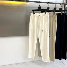 BERLUTI 布鲁提、2026春夏新品休闲裤,这款裤子以简约廓形诠释当代都市轻奢风尚。腰头采用松紧抽绳 BERLUTI 布鲁提、2026春夏新品休闲裤,这款裤子以简约廓形诠释当代都市轻奢风尚。腰头采用松紧抽绳