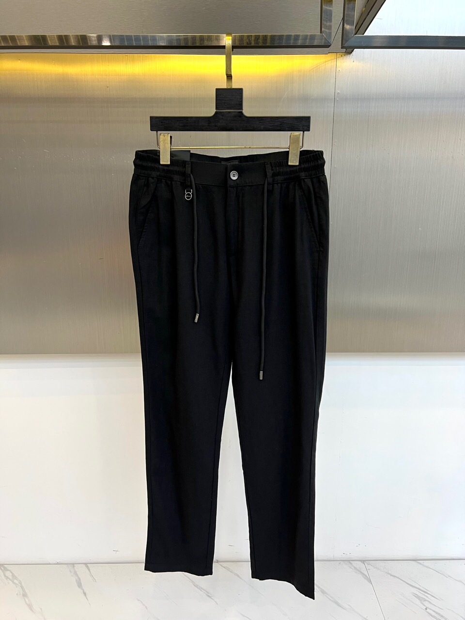 BERLUTI 布鲁提、2026春夏新品休闲裤，这款裤子以简约廓形诠释当代都市轻奢风尚。腰头采用松紧抽绳