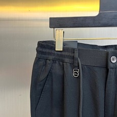 BERLUTI 布鲁提、2026春夏新品休闲裤,这款裤子以简约廓形诠释当代都市轻奢风尚。腰头采用松紧抽绳 BERLUTI 布鲁提、2026春夏新品休闲裤,这款裤子以简约廓形诠释当代都市轻奢风尚。腰头采用松紧抽绳