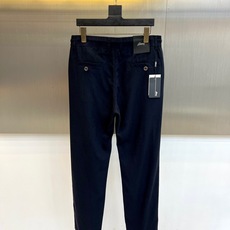 BERLUTI 布鲁提、2026春夏新品休闲裤,这款裤子以简约廓形诠释当代都市轻奢风尚。腰头采用松紧抽绳 BERLUTI 布鲁提、2026春夏新品休闲裤,这款裤子以简约廓形诠释当代都市轻奢风尚。腰头采用松紧抽绳