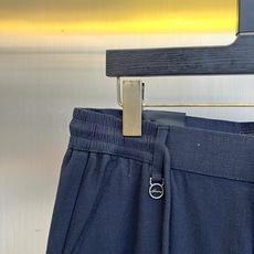 BERLUTI 布鲁提、2026春夏新品休闲裤,这款裤子以简约廓形诠释当代都市轻奢风尚。腰头采用松紧抽绳 BERLUTI 布鲁提、2026春夏新品休闲裤,这款裤子以简约廓形诠释当代都市轻奢风尚。腰头采用松紧抽绳