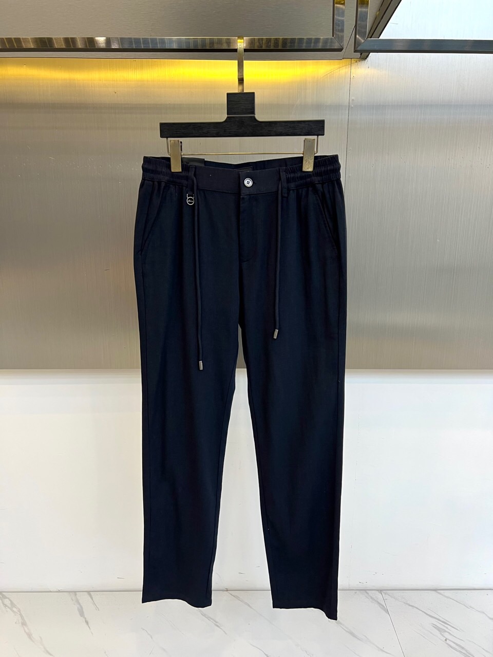 BERLUTI 布鲁提、2026春夏新品休闲裤，这款裤子以简约廓形诠释当代都市轻奢风尚。腰头采用松紧抽绳
