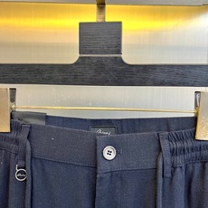 BERLUTI 布鲁提、2026春夏新品休闲裤,这款裤子以简约廓形诠释当代都市轻奢风尚。腰头采用松紧抽绳 BERLUTI 布鲁提、2026春夏新品休闲裤,这款裤子以简约廓形诠释当代都市轻奢风尚。腰头采用松紧抽绳