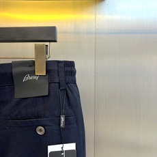 BERLUTI 布鲁提、2026春夏新品休闲裤,这款裤子以简约廓形诠释当代都市轻奢风尚。腰头采用松紧抽绳 BERLUTI 布鲁提、2026春夏新品休闲裤,这款裤子以简约廓形诠释当代都市轻奢风尚。腰头采用松紧抽绳
