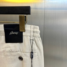 BERLUTI 布鲁提、2026春夏新品休闲裤,这款裤子以简约廓形诠释当代都市轻奢风尚。腰头采用松紧抽绳 BERLUTI 布鲁提、2026春夏新品休闲裤,这款裤子以简约廓形诠释当代都市轻奢风尚。腰头采用松紧抽绳