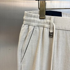 BERLUTI 布鲁提、2026春夏新品休闲裤,这款裤子以简约廓形诠释当代都市轻奢风尚。腰头采用松紧抽绳 BERLUTI 布鲁提、2026春夏新品休闲裤,这款裤子以简约廓形诠释当代都市轻奢风尚。腰头采用松紧抽绳