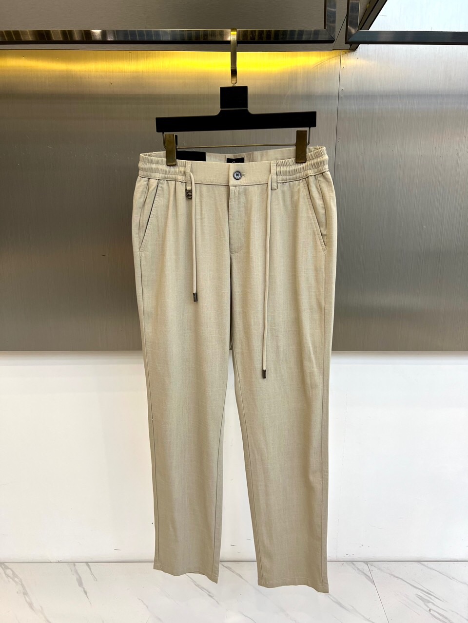BERLUTI 布鲁提、2026春夏新品休闲裤，这款裤子以简约廓形诠释当代都市轻奢风尚。腰头采用松紧抽绳