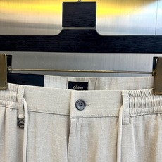 BERLUTI 布鲁提、2026春夏新品休闲裤,这款裤子以简约廓形诠释当代都市轻奢风尚。腰头采用松紧抽绳 BERLUTI 布鲁提、2026春夏新品休闲裤,这款裤子以简约廓形诠释当代都市轻奢风尚。腰头采用松紧抽绳