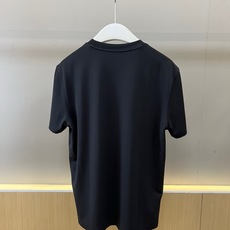 BERLUTI 布鲁提、2026春夏新品短袖T恤,以纯色调演绎极简奢华美学,经典圆领短袖剪裁适配多元身形 BERLUTI 布鲁提、2026春夏新品短袖T恤,以纯色调演绎极简奢华美学,经典圆领短袖剪裁适配多元身形