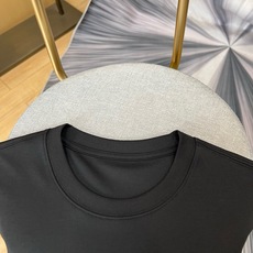 BERLUTI 布鲁提、2026春夏新品短袖T恤,以纯色调演绎极简奢华美学,经典圆领短袖剪裁适配多元身形 BERLUTI 布鲁提、2026春夏新品短袖T恤,以纯色调演绎极简奢华美学,经典圆领短袖剪裁适配多元身形