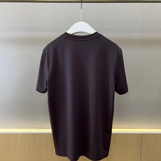 BERLUTI 布鲁提、2026春夏新品短袖T恤,以纯色调演绎极简奢华美学,经典圆领短袖剪裁适配多元身形 BERLUTI 布鲁提、2026春夏新品短袖T恤,以纯色调演绎极简奢华美学,经典圆领短袖剪裁适配多元身形