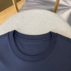 BERLUTI 布鲁提、2026春夏新品短袖T恤,以纯色调演绎极简奢华美学,经典圆领短袖剪裁适配多元身形 BERLUTI 布鲁提、2026春夏新品短袖T恤,以纯色调演绎极简奢华美学,经典圆领短袖剪裁适配多元身形