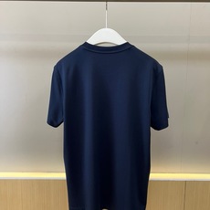 BERLUTI 布鲁提、2026春夏新品短袖T恤,以纯色调演绎极简奢华美学,经典圆领短袖剪裁适配多元身形 BERLUTI 布鲁提、2026春夏新品短袖T恤,以纯色调演绎极简奢华美学,经典圆领短袖剪裁适配多元身形