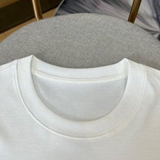 BERLUTI 布鲁提、2026春夏新品短袖T恤,以纯色调演绎极简奢华美学,经典圆领短袖剪裁适配多元身形 BERLUTI 布鲁提、2026春夏新品短袖T恤,以纯色调演绎极简奢华美学,经典圆领短袖剪裁适配多元身形