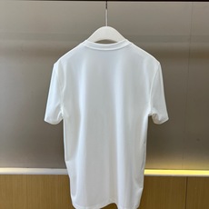 BERLUTI 布鲁提、2026春夏新品短袖T恤,以纯色调演绎极简奢华美学,经典圆领短袖剪裁适配多元身形 BERLUTI 布鲁提、2026春夏新品短袖T恤,以纯色调演绎极简奢华美学,经典圆领短袖剪裁适配多元身形