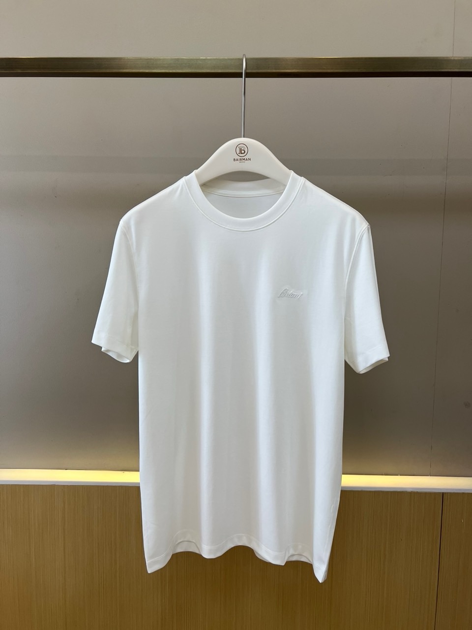 BERLUTI 布鲁提、2026春夏新品短袖T恤，以纯色调演绎极简奢华美学，经典圆领短袖剪裁适配多元身形
